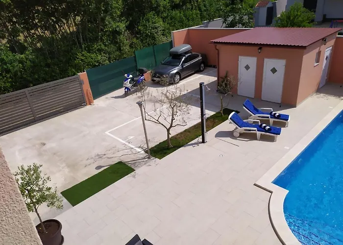 בית נופש House Monte Cherpo פולה